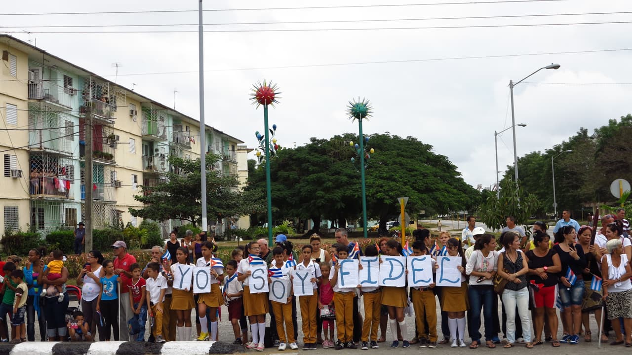 Un grupo de personas espera la llegada de las cenizas de Fidel Castro.
