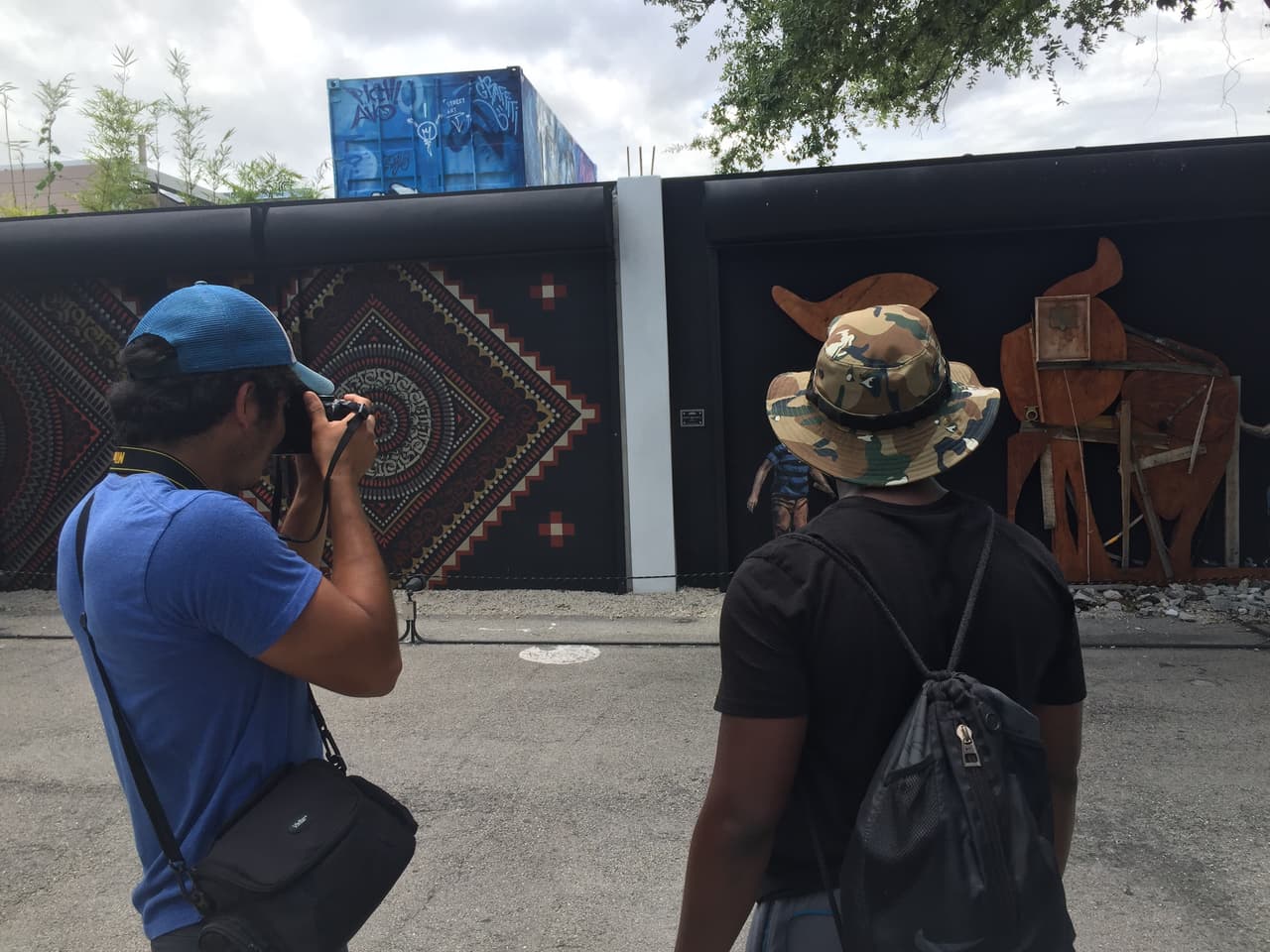José Meza y Antwan Wrancher visitan el distrito de Wynwood.