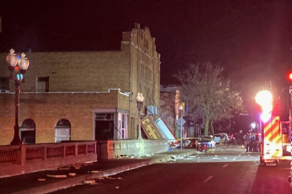 Colapsa el techo del Teatro Apollo por tormentas; reportan un muerto y 28 heridos, en Illinois