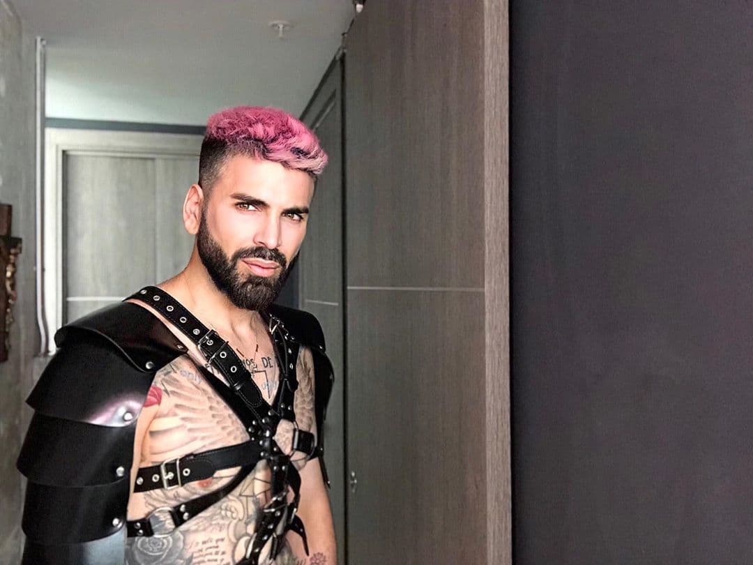 "Bueno, como saben mi jefa Mariela (mándenle mensajes de amor) me dijo que el día 5 era mi último día con ese pelo 'reguetonero sin futuro wannabe' que me lo tenía que quitar. Pero no me dijo que tenía que regresar a mi 'color natural' así que, ¿qué les parece rosa? ¿Sí o no? ¿Arriesgó?", preguntó.