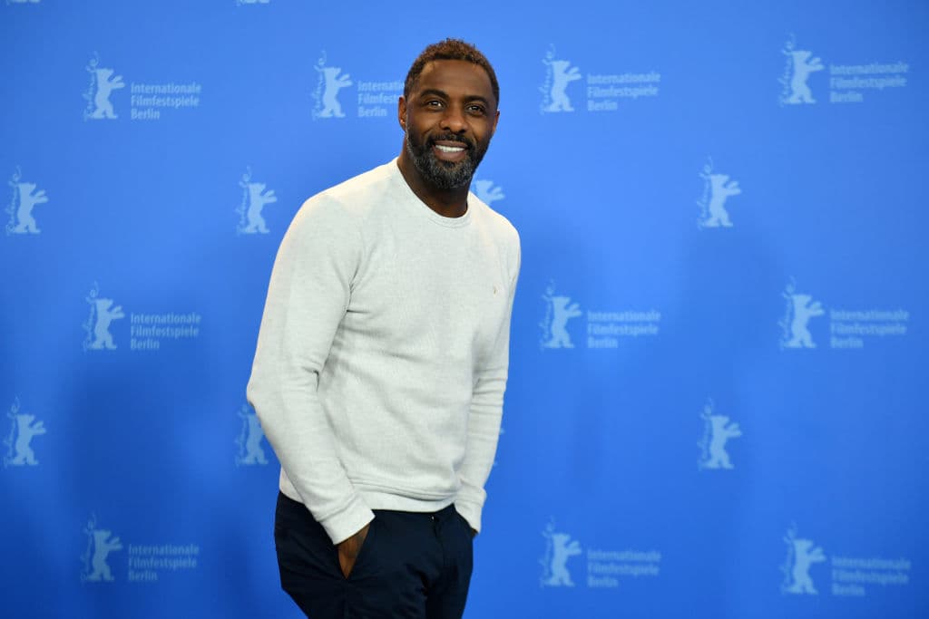 “Estamos bien y estamos muy agradecidos por todo. Creo que lo peor, probablemente, haya pasado. Hemos pasado el periodo de cuarentena, pero estamos un poco atrapados en el limbo, no podemos coger un vuelo a casa”, dijo el actor que está en Nuevo México, pero al sentirse recuperado quiere viajar a Los Ángeles.