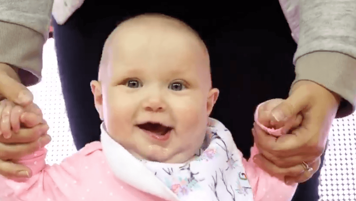 El objetivo de la actividad es sólo diversión, tanto para padres, bebés y asistentes, quienes desde las galerías alentaron a su gateador favorito.