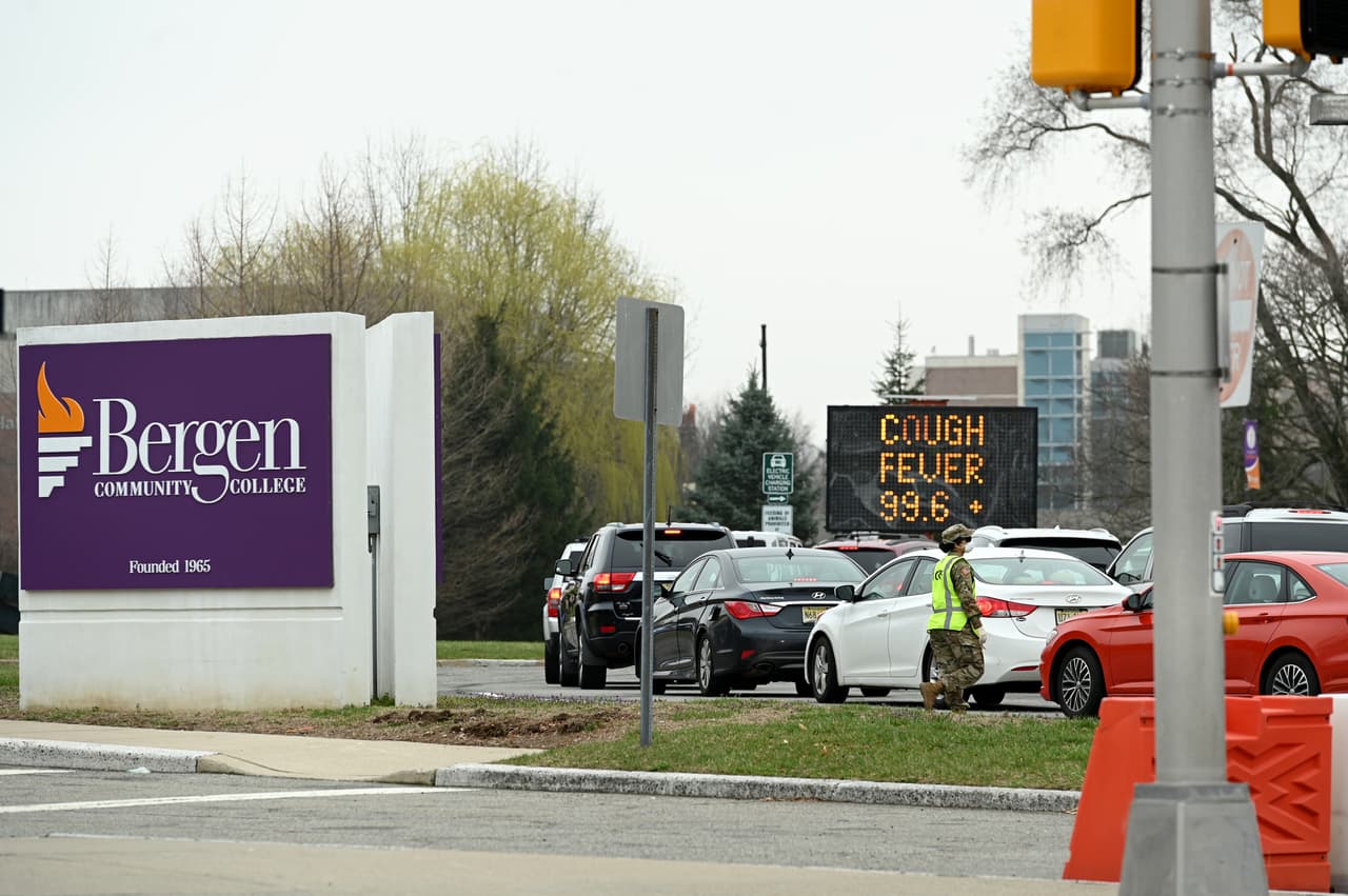 Una fila de autos en un punto donde se realizan pruebas de detección del covid-19 en Paramus, Nueva Jersey.