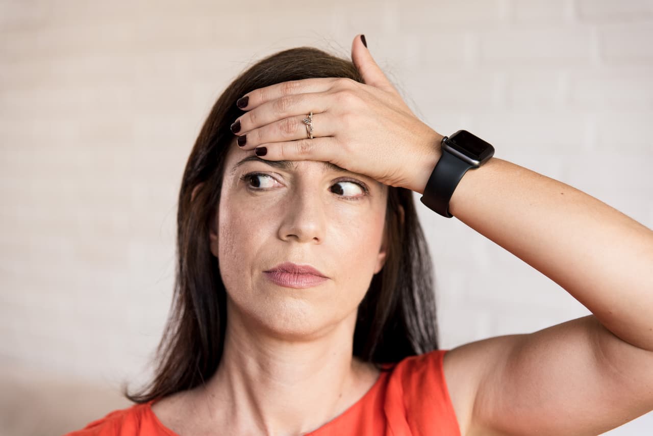 Muévete alrededor de la esfera del reloj como si estuvieras mirando cada número.