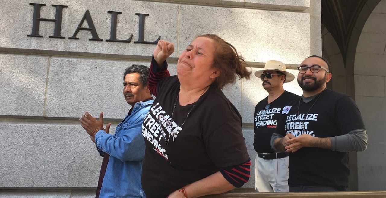 Los vendedores ambulantes celebran emocionados una victoria histórica en Los Ángeles