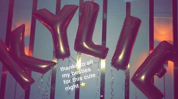 Kylie agradeció a su familia por la fiesta, que por la hora en la que hizo sus publicaciones en Snapchat, terminó entrada la madrugada.
