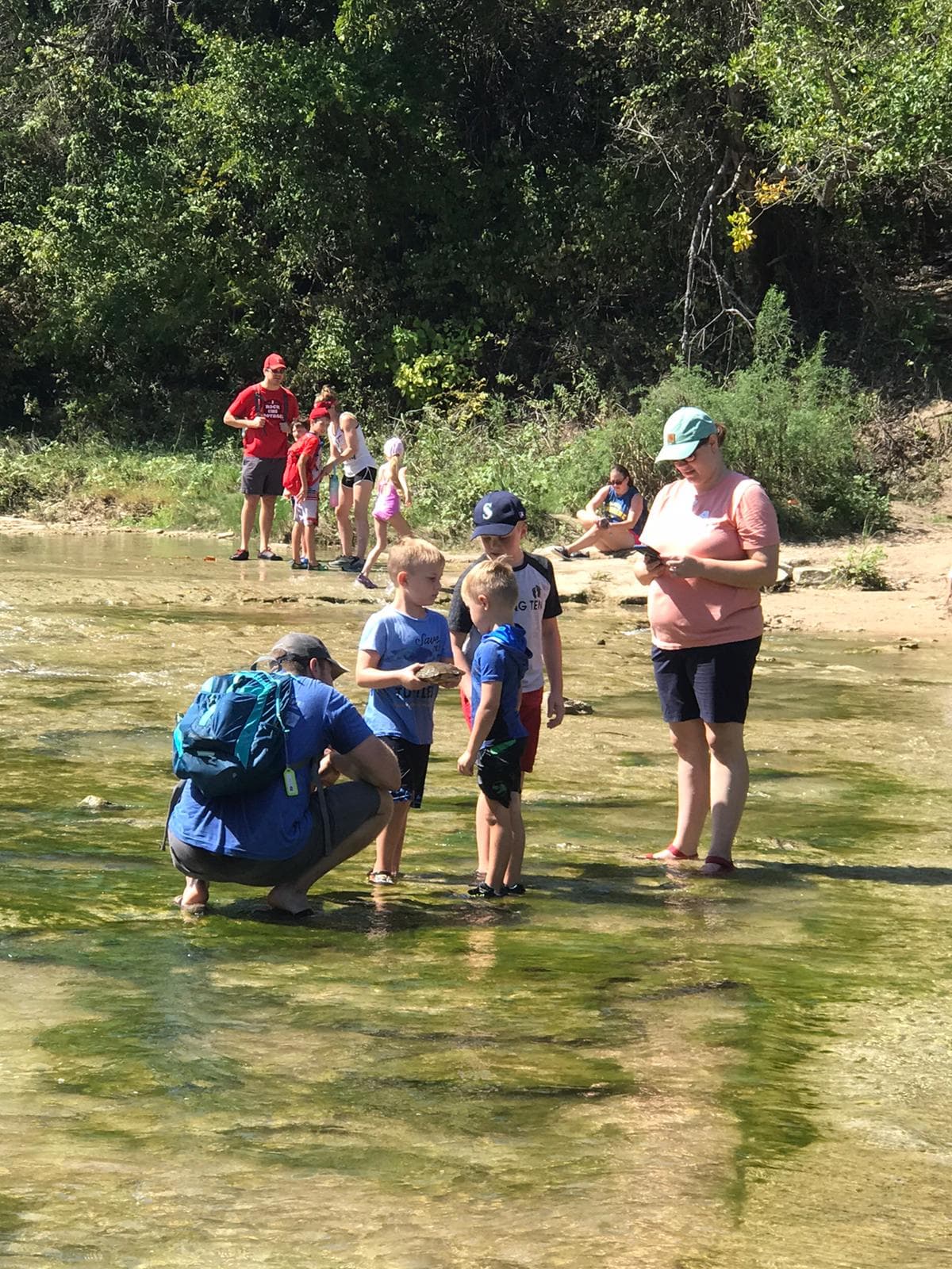 Según la pagina oficial del parque, el lugar cuenta con baños públicos, área de picnic un museo y centro para los visitantes primerizos, entre otras actividades turísticas. También tiene la oportunidad de nadar y pescar en los ríos.