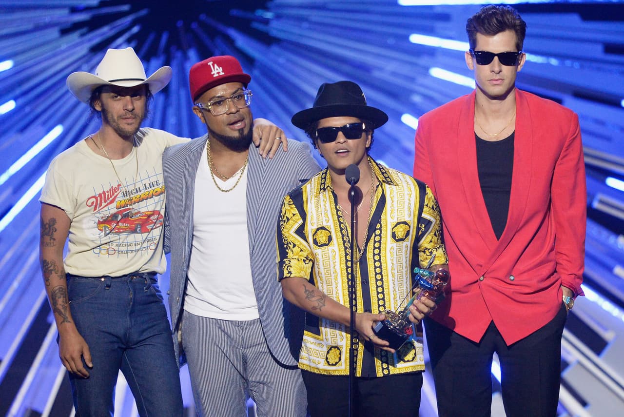 Bruno Mars resultó el ganador de esa categoría gracias a su video 'Uptown Funk'. Pasó a recoger el galardón con su mánager y los directores del video musical.