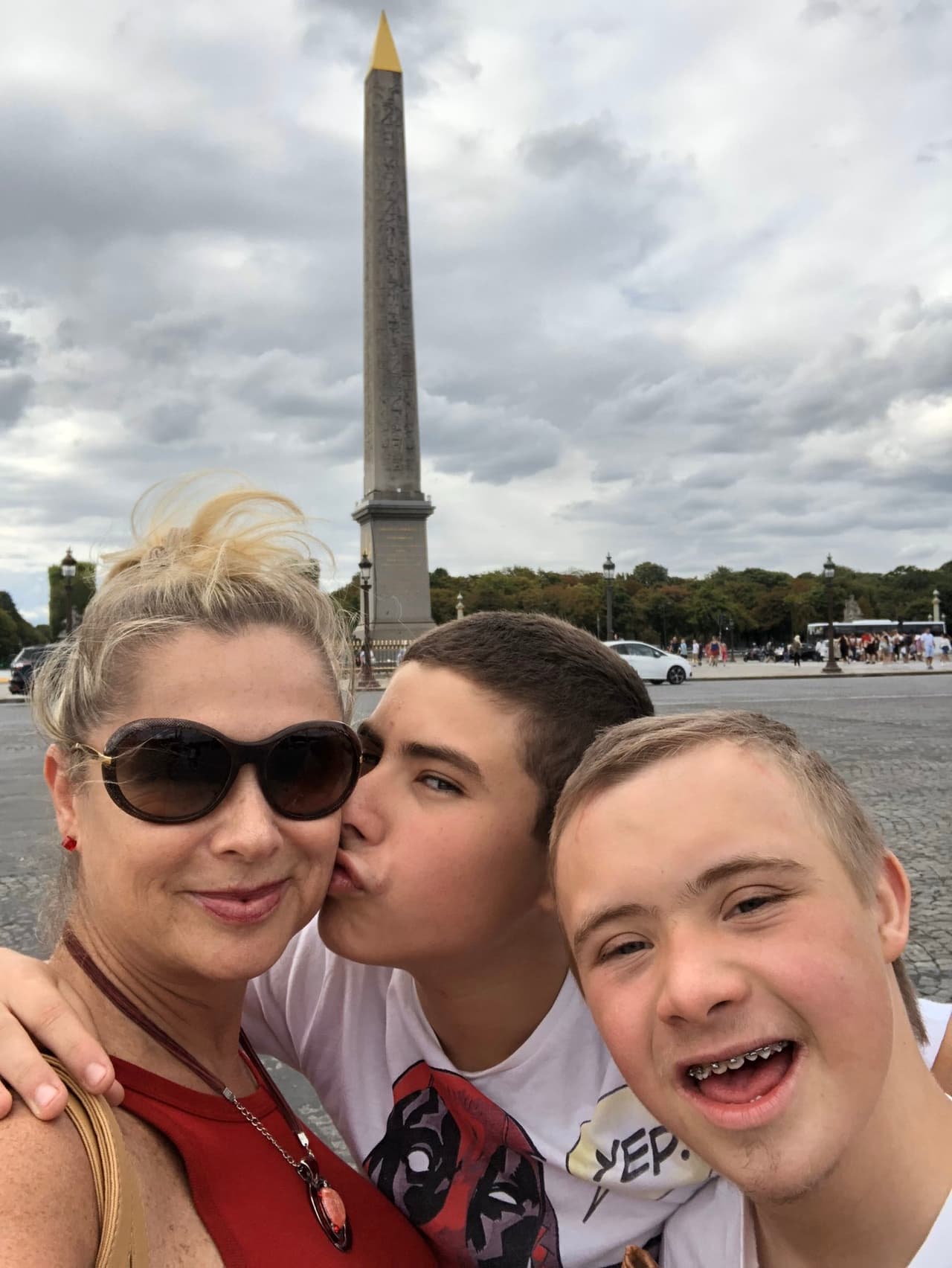 <b>Lety Calderón</b> vive días de "angustia" por lo que se avecina con sus 
<b><a href="https://www.univision.com/famosos/lety-calderon-hijos-quien-se-encargara-herencia-fotos" target="_blank">dos únicos hijos: Luciano (18 años) y Carlo (17). </a></b>
<br>