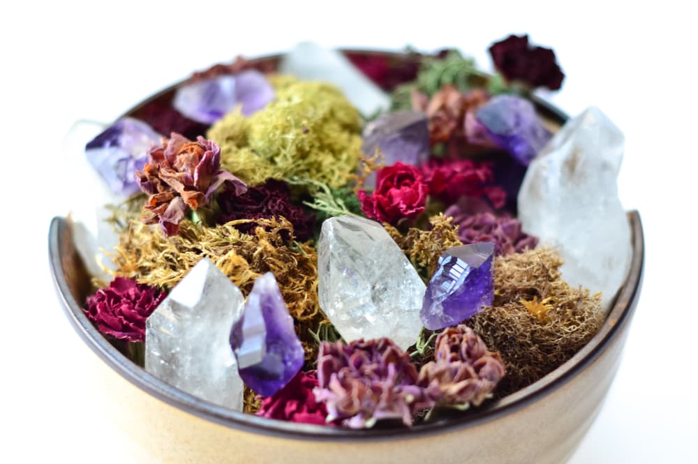 Existen varios cuarzos que vibran en la frecuencia del amor y que puedes utilizar para ayudarte a alcanzar esa misma frecuencia; de esta manera, atraerás de una manera mucho más fácil la energía del amor hacia ti. A continuación te comparto algunos de ellos: