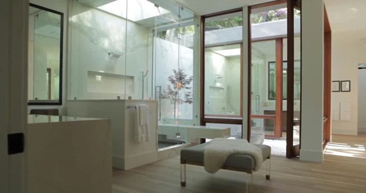 Y este baño incluye además un sauna.