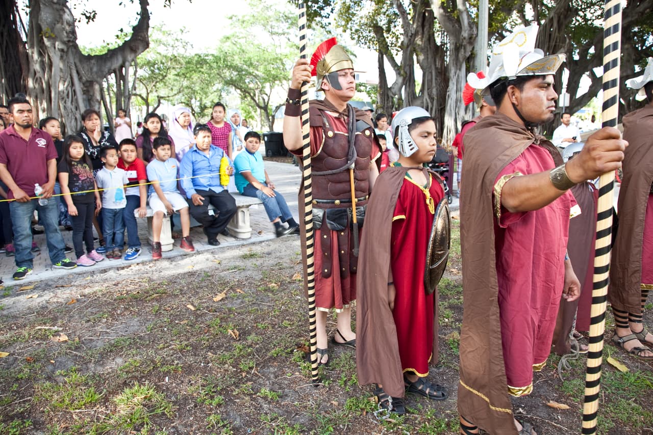 Durante semanas, los fieles se preparan para representar las diferentes etapas que, según los relatos evangélicos, vivió Jesús desde que fue aprehendido hasta su crucifixión y sepultura.