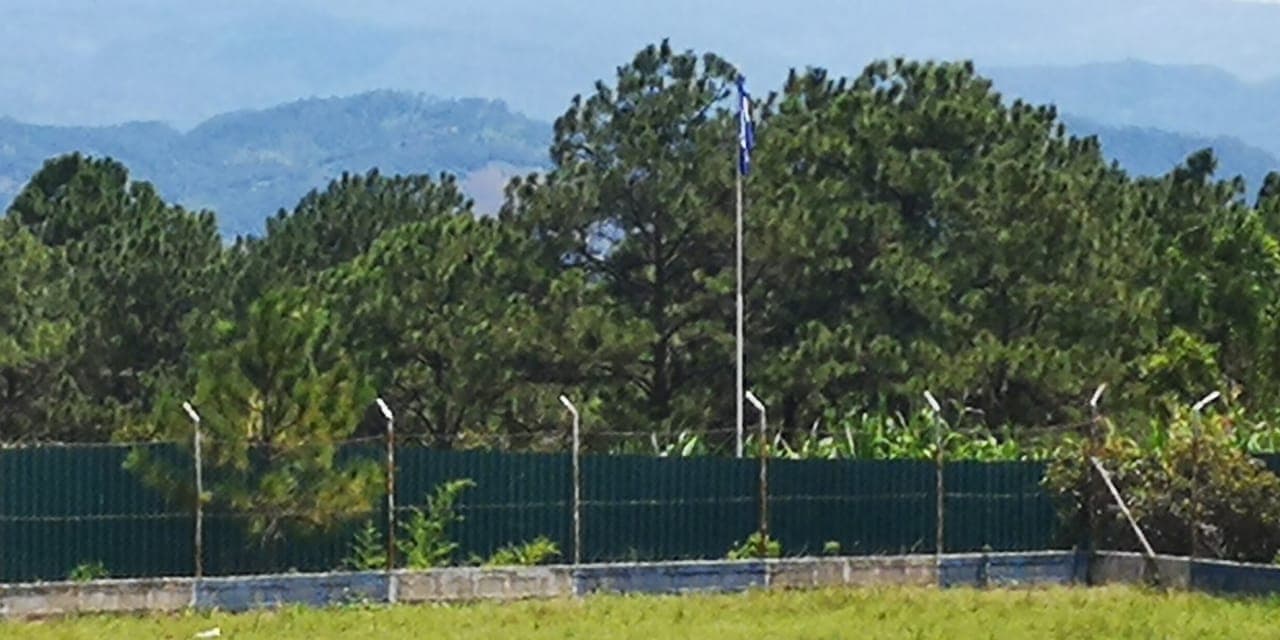 La casa del presidente Hernández ocupa una gran parcela en las afueras de Gracias, Lempira. Pero solo se ve la bandera nacional. La casa está escondida detrás de una valla alta.
