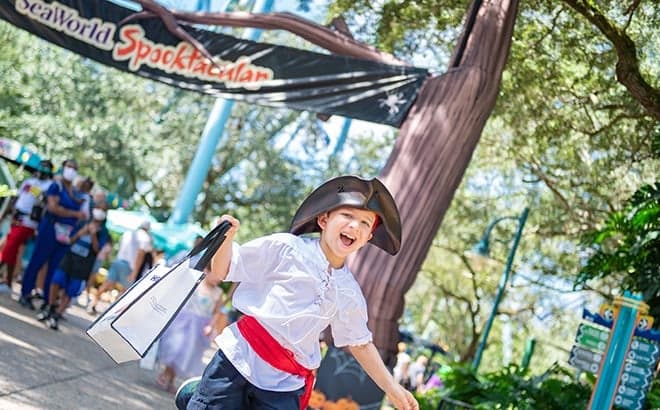 <b><a href="https://seaworld.com/orlando/events/halloween-spooktacular/" target="_blank">Halloween Spooktacular:</a></b> Vuelve la Spooktacular de SeaWorld con divertidas sorpresas, caramelos, disfraces y mucho más. Fechas: noches seleccionadas del 16 de septiembre al 31 de octubre. Las entradas cuestan desde $34.99.
