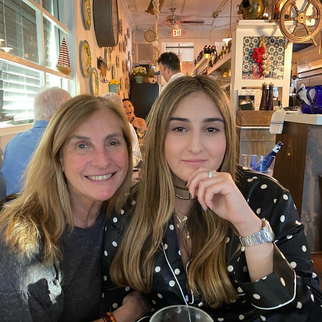 Lució una sonrisa mientras disfrutaba de la compañía de su madre y Raúl.