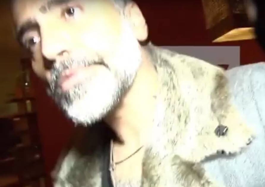 Tras preguntarle sobre su presentación, 'El Potrillo' se viró contra el reportero y el camarógrafo, colocando la mano sobre el lente y dirigiéndose al entrevistador con palabras altisonantes.