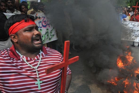 Pakistán amaneció conmocionado por la peor matanza cometida por los talibanes contra la comunidad cristiana, que costó la vida a más de ochenta personas y pone en jaque la estrategia de diálogo del Gobierno con los radicales. El último recuento ha elevado a 82 el número de fallecidos, que aún puede subir dado el estado crítico de varios de los más de 140 heridos ingresados en hospitales de la localidad noroccidental de Pesháwar, en una de cuyas iglesias se produjo la masacre. "No teníamos palabras ante el horror que teníamos delante", explicó hoy a Efe el director de la Liga Interconfesional de Pakistán (APIL), el cristiano Sayid Ishaq, quien visitó ayer junto a diversas autoridades regionales a las víctimas hospitalizadas. "No es solo un atentado contra nuestra minoría, sino también contra la humanidad de este país", dijo Ishaq, quien calificó la situación tras el ataque "como la peor sufrida hasta ahora por los cristianos paquistaníes".