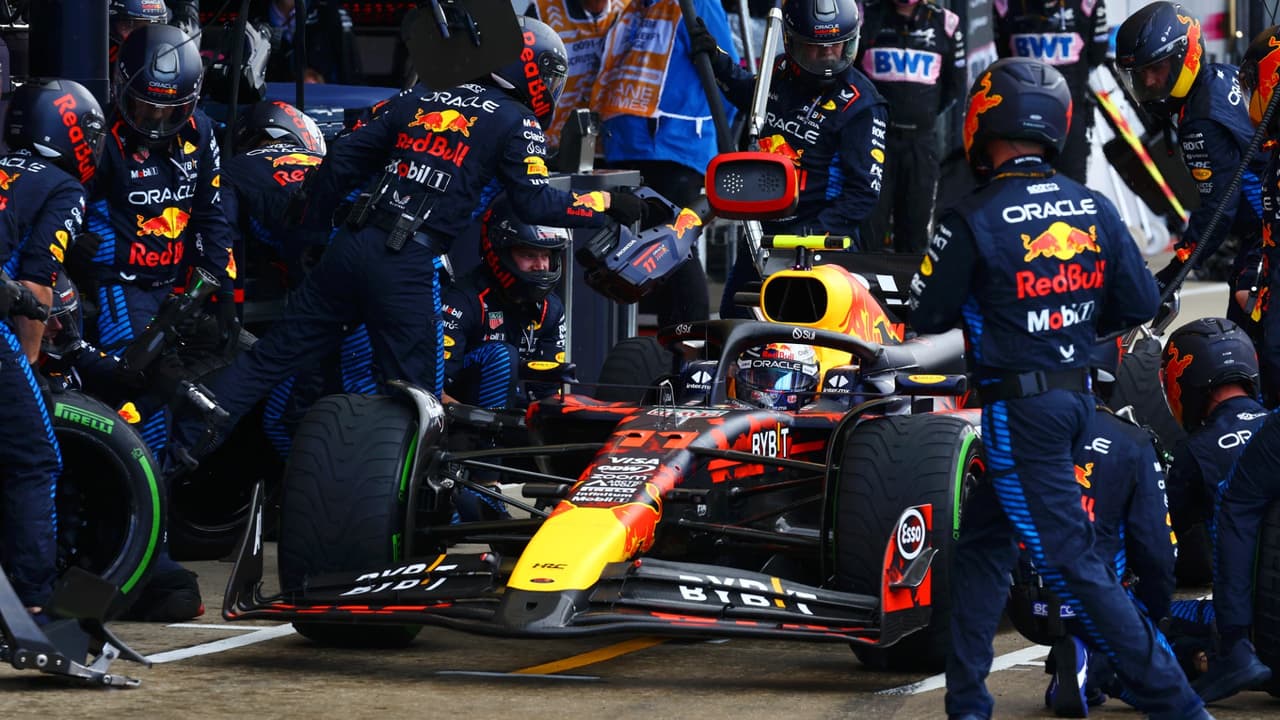 Le llueve sobre mojado... desastroso Silverstone para Checo; Hamilton gana