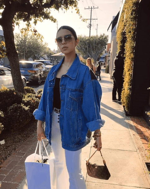 En 2020, la famosa compartió una fotografía en su cuenta de Instagram en la que se puede apreciar su atuendo casual: jeans blancos, chamarra de mezclilla y lentes de sol. No obstante, la estrella del look fue el bolso de mano.
