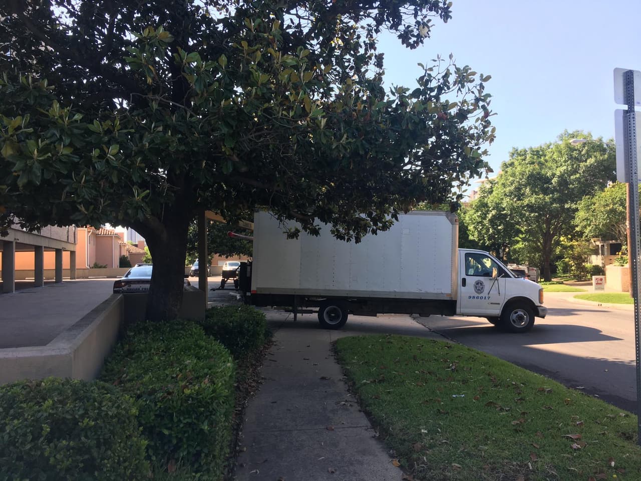 Un camión en las inmediaciones de la Diócesis Católica de Dallas.