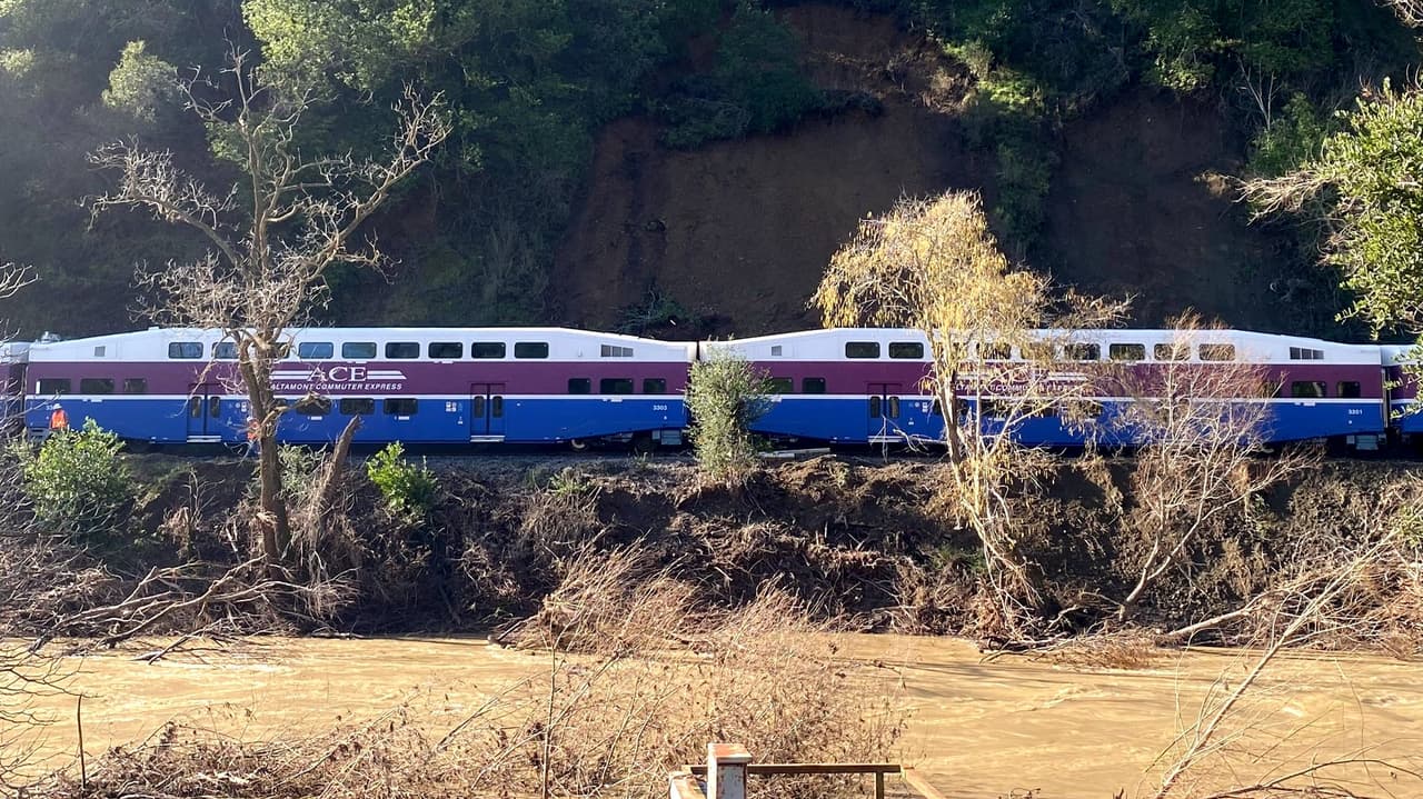 Deslave sobre vías provoca que 220 pasajeros evacuen un tren en el Área de la Bahía