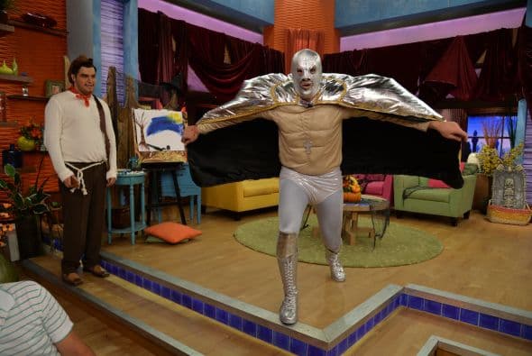 El que nos sorprendió por su gran físico fue Alan Tacher, que se preparó arduamente para poder vestrirse como El Santo.