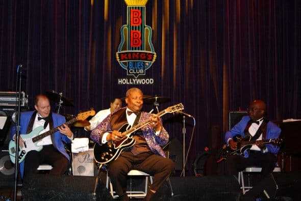'BB Kings and Friends' es el nombre del especial en honor a este guitarrista, en el que participaron músicos como Eric Clapton, Phil Collins, Gladys Knight, entre otros.