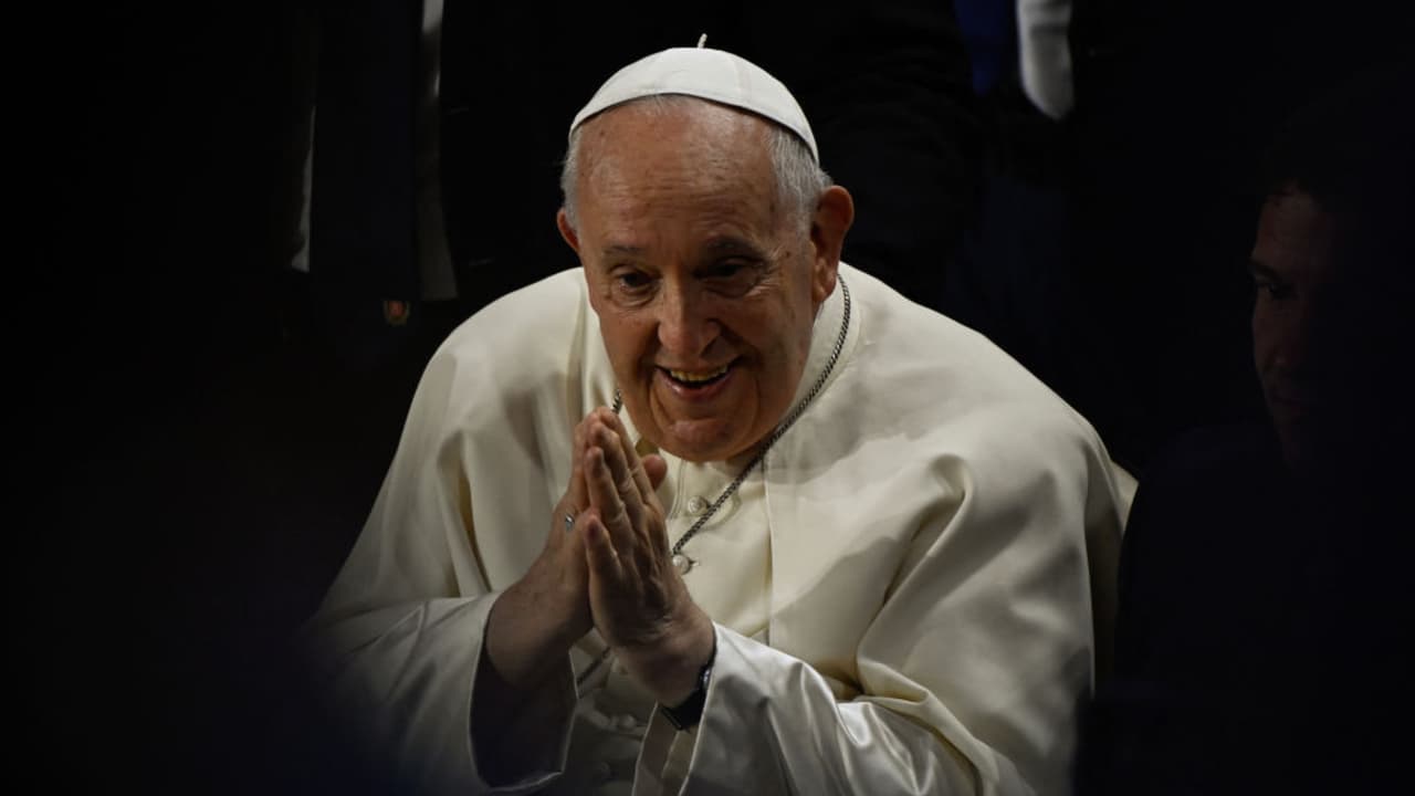 Miami rinde homenaje al papa Francisco, hijo de inmigrantes, con misa liderada por el monseñor Wenski