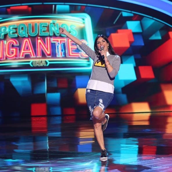Parece que los años no pasan por ella, En Pequeños Gigantes USA la vemos con un look muy fresco y juvenil que le queda muy, muy bien.