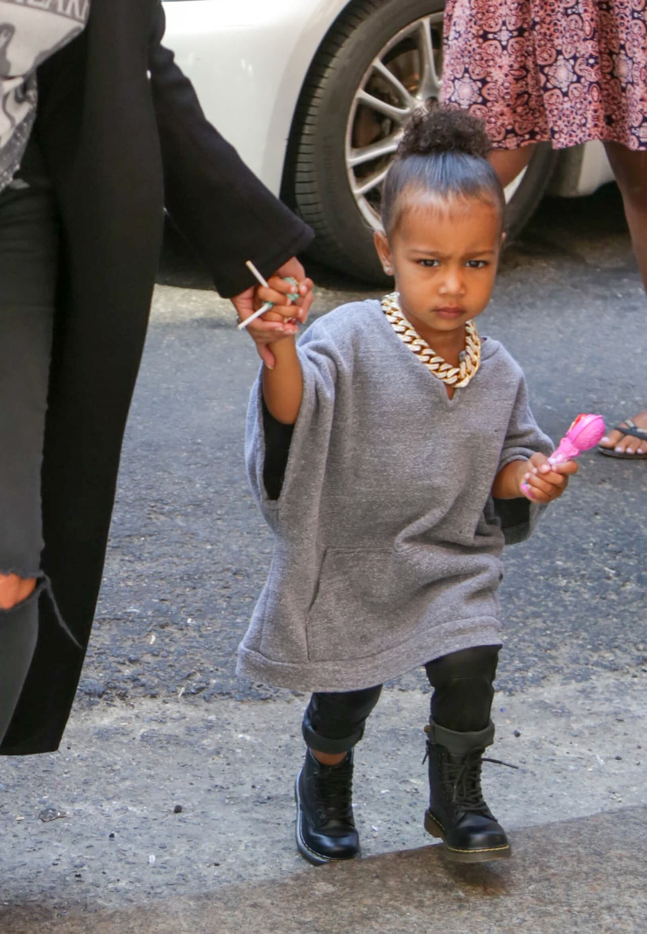 La pequeña siempre luce a la moda.