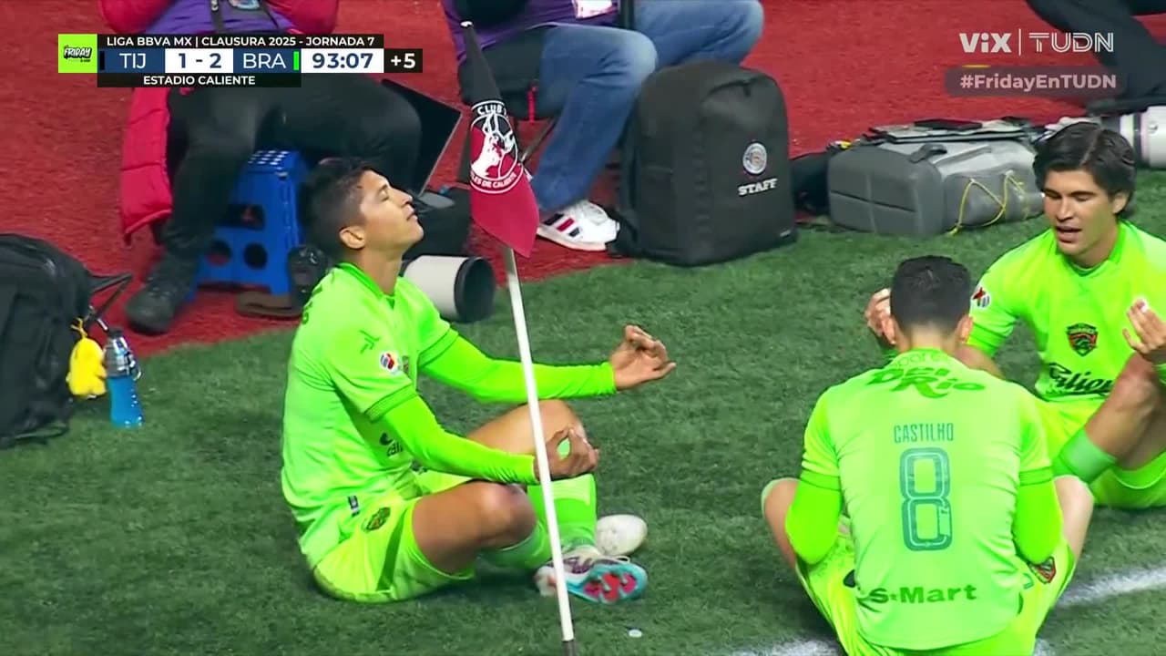 ¡Gol de tres puntos! Zaldívar cruza el tiro para la anotación