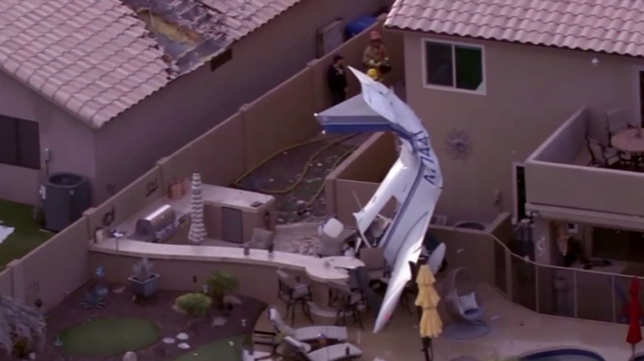 VIDEO: Así quedó vivienda luego de la caída de una avioneta en una zona residencial de Phoenix