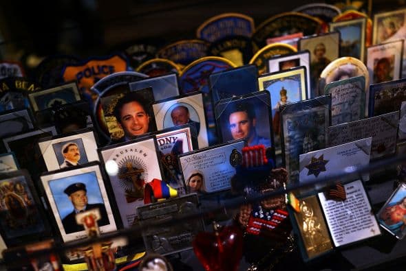 Tarjetas, parches, recuerdos de los fallecidos en la Zona Cero.