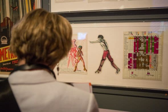 La exhibición se presenta en el Museo de Arte Contemporáneo de Chicago desde el 23 de septiembre y documenta la extensa carrera musical de uno de los iconos del glam rock británico.