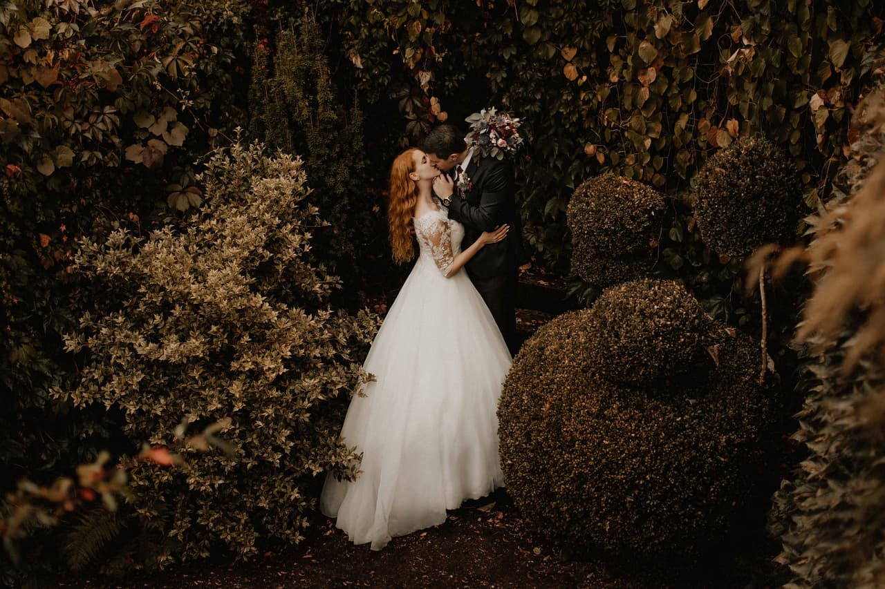 “El día lluvioso de otoño puso triste a la novia así que fui en busca de un buen lugar para una foto”, explicó el 
<a href="https://www.instagram.com/mic.panic3"><u>autor de esta imagen</u></a> ganadora en la categoría ‘retrato de parejas’. 
<br>
<br>“Pedí a los novios que caminaran conmigo entre la lluvia y el barro hasta este rincón, y de inmediato pensé que sería algo especial”, agregó.
<br>