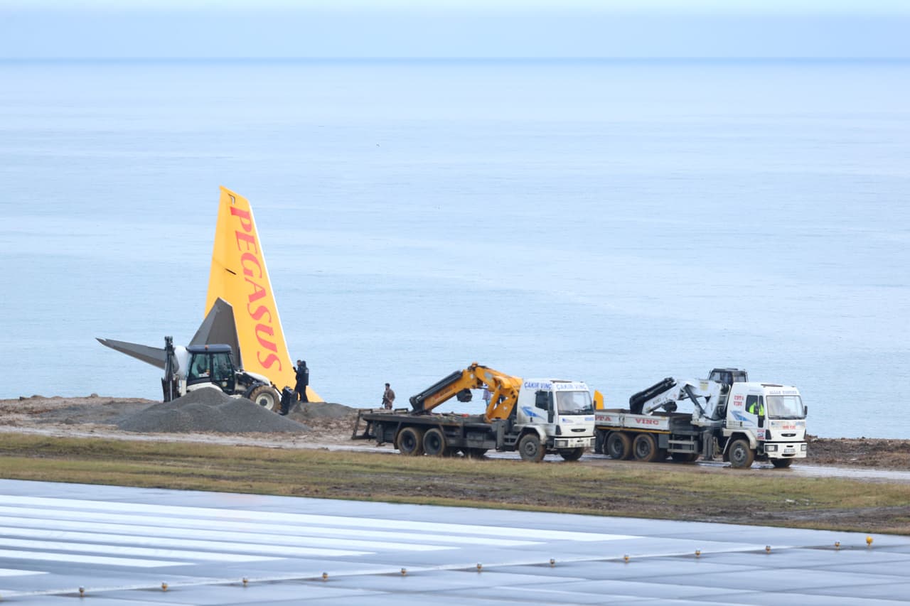 La aerolínea Pegasus, una operadora turca de bajo costo, informó que los 162 pasajeros, los dos pilotos y los cuatro tripulantes de cabina resultaron ilesos.