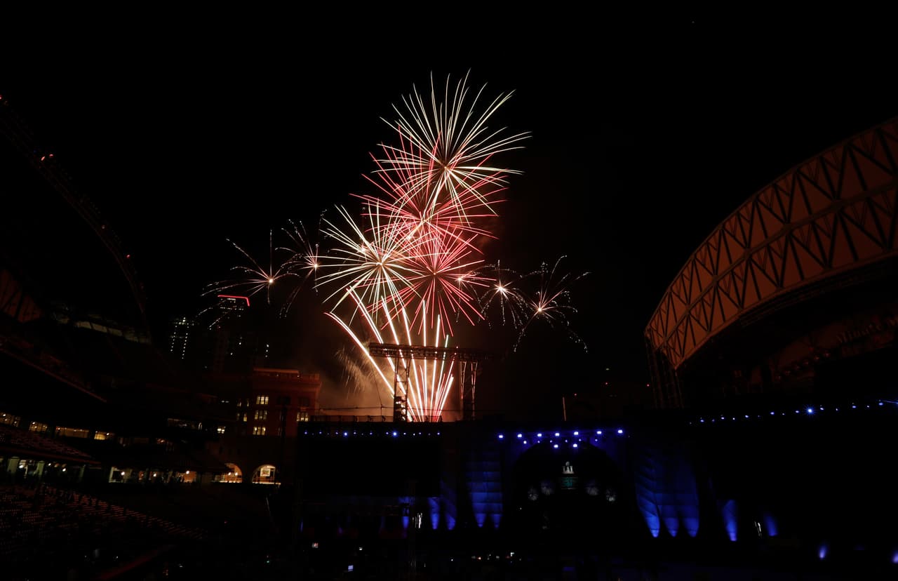 Desde este 29 de junio y a lo largo de toda la semana la ciudad de
<b>Lewisville </b>realiza diversas actividades como parte de las celebraciones del Día de la independencia, eventos sobre donación de sangre, musica, magia y mucho entretenimiento para la familia y sus mascotas. Sigue adelante con sus planes sobre el tradicional desfile y festival:
<a href="https://www.mcmlewisville.com/events/" target="_blank">Stars & Stripes</a> el 4 de Julio, de 11 am a 2 pm. Parte a las 11;30 de la Corte, en el centro.
<br>