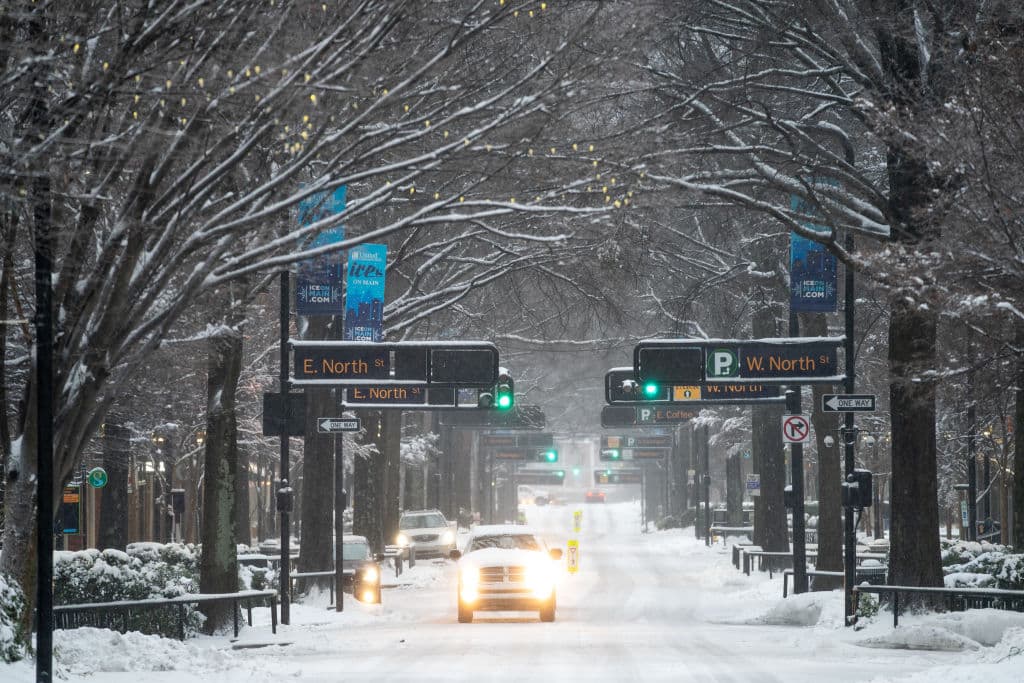Para el mediodía de este domingo habían caído entre 8 y 12 pulgadas (20 y 30 centímetros) de nieve en algunos condados de Carolina del Norte, mientras que las capas de hielo estaban causando problemas en la parte central del estado.
