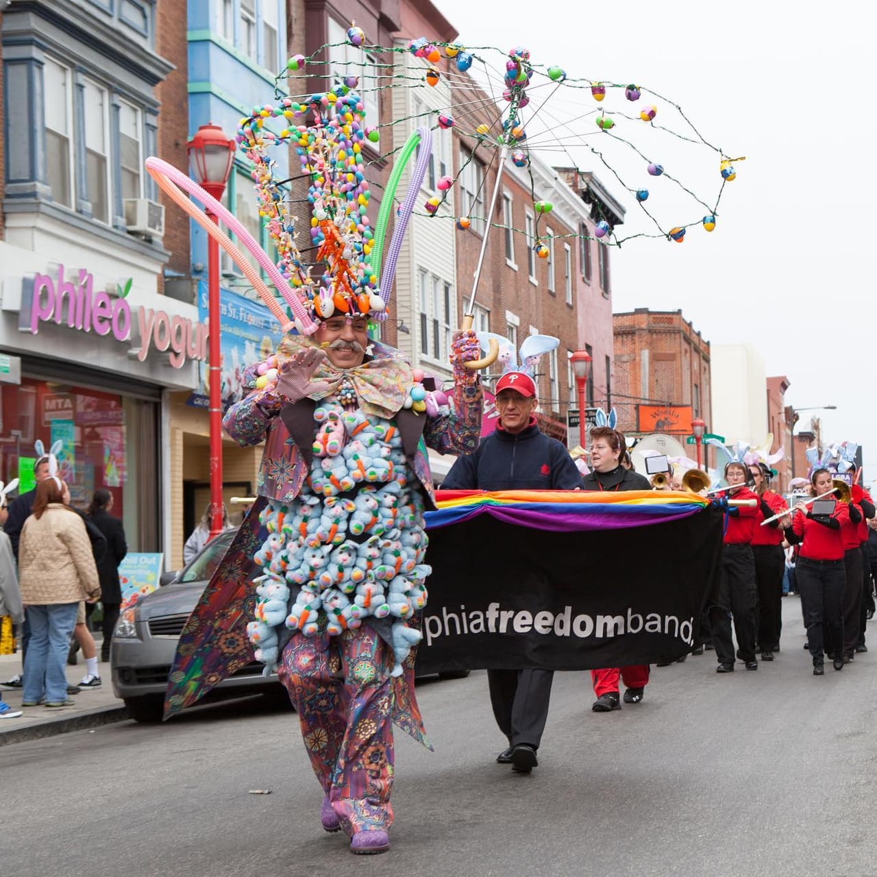 <a href="https://southstreet.com/"><b>South Street Headhouse District Easter Promenade (17 de abril)</b></a>: En primavera, este evento de Pascua de larga duración regresa en todo su esplendor. Tanto niños como adultos vienen vestidos con sus mejores galas dominicales para un paseo por South Street, completo con música en vivo, golosinas y la visita del Conejo de Pascua, que juzga los concursos de las mejor vestidas.