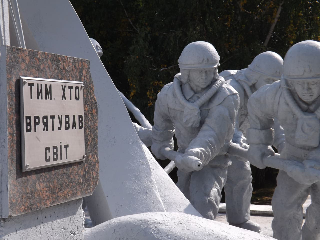El Monumento a los Liquidadores, levantado en homenaje a las personas que se encargaron de la limpieza y descontaminación de la zona y, en la imagen, a los bomberos que contuvieron el desastre. La leyenda reza: ‘A aquellos que salvaron el mundo’.