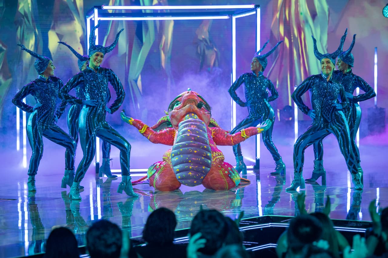 Alebrije fue la primera en subir al escenario para cantar ‘Te Hubieras Ido Antes’, pero antes de eso concedió una entrevista final en la que reveló algunas pistas más sobre su identidad.