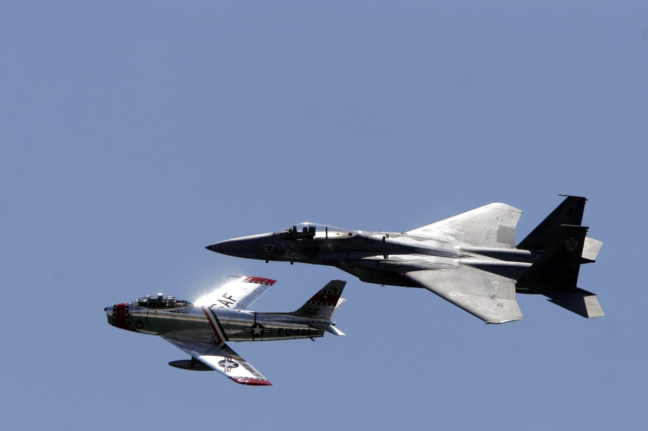 La demostración histórica tocará también una de las etapas más críticas de las relaciones internacionales: la Guerra Fría. El F-86 Sabre es un clásico de la época. Su prueba de fuego ocurrió algunos años antes, en la década de 1950, cuando surcó los cielos durante la Guerra de Corea, el primer registro que se tenga de aviones de combate de ala en flecha.
<br>
<br>Pero este avión tenía a su némesis en el Mikoyan-Gurevich MiG-15, el caza de fabricación rusa que dio pelea los cielos coreanos. Estos dos aviones estarán presentes en el aeroshow para revivir sus batallas aéreas.
<br>