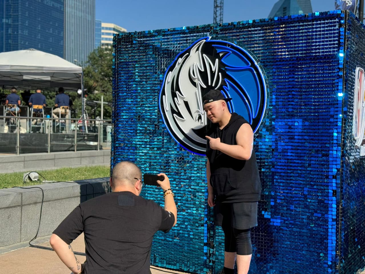 Para premiar a la fanaticada, los 
<b>Dallas Mavericks han montado un gran ambiente afuera del American Airlines</b> para recibir a los aficionados.