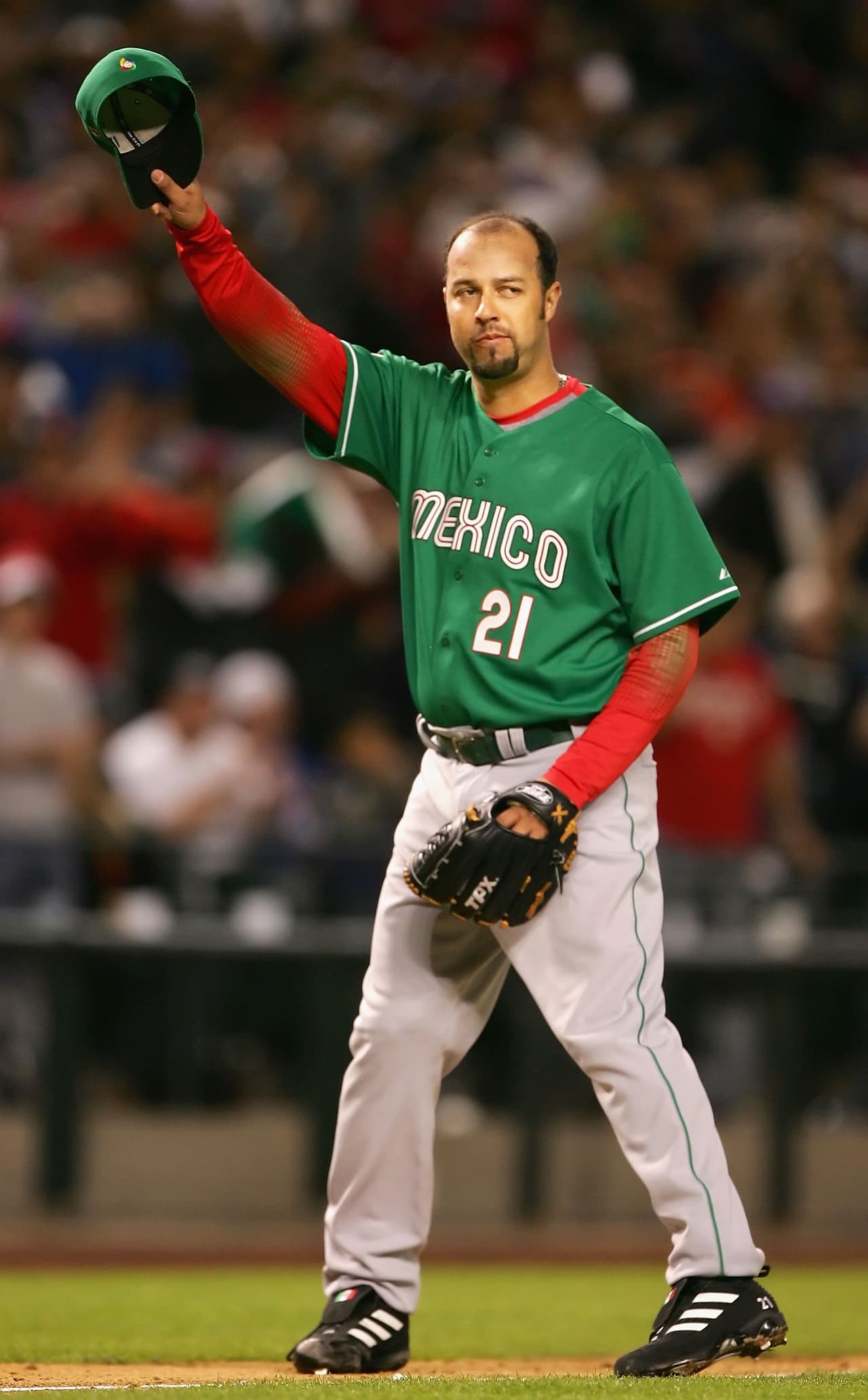 Esteban Loaíza,
<b> lanzador en las Grandes Ligas durante 14 años,</b> fue detenido el pasado viernes tras cometer una infracción de tránsito menor al salir de su casa en la ciudad de Imperial Beach, 
<b><a href="https://www.univision.com/entretenimiento/tras-las-rejas-el-viudo-de-jenni-rivera-esteban-loaiza-es-detenido-con-cocaina-y-heroina">según informó la oficina del Alguacil de San Diego, California.</a></b>