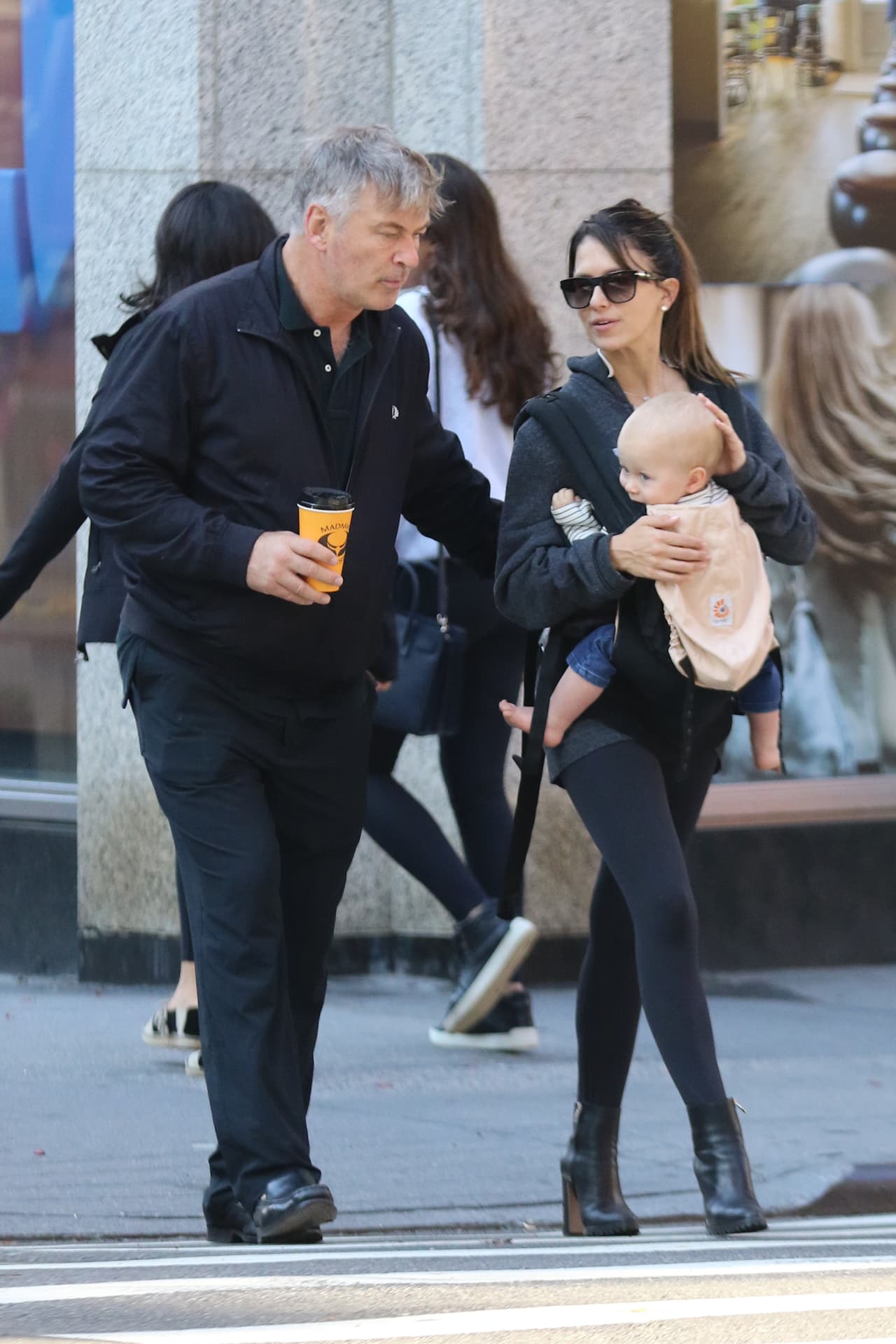 En el material audiovisual, estrenado este 5 de septiembre, Alec comenta que hay un interés por agrandar a la familia.