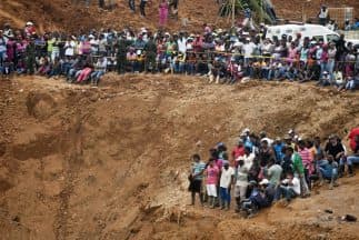 Socorristas dijeron estar cerca del lugar donde se encontrarían 13 trabajadores sepultados por un alud.