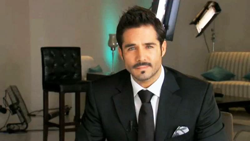 Pero el bigote también le queda muy bien y podemos decir que le da un singular toque de elegancia.