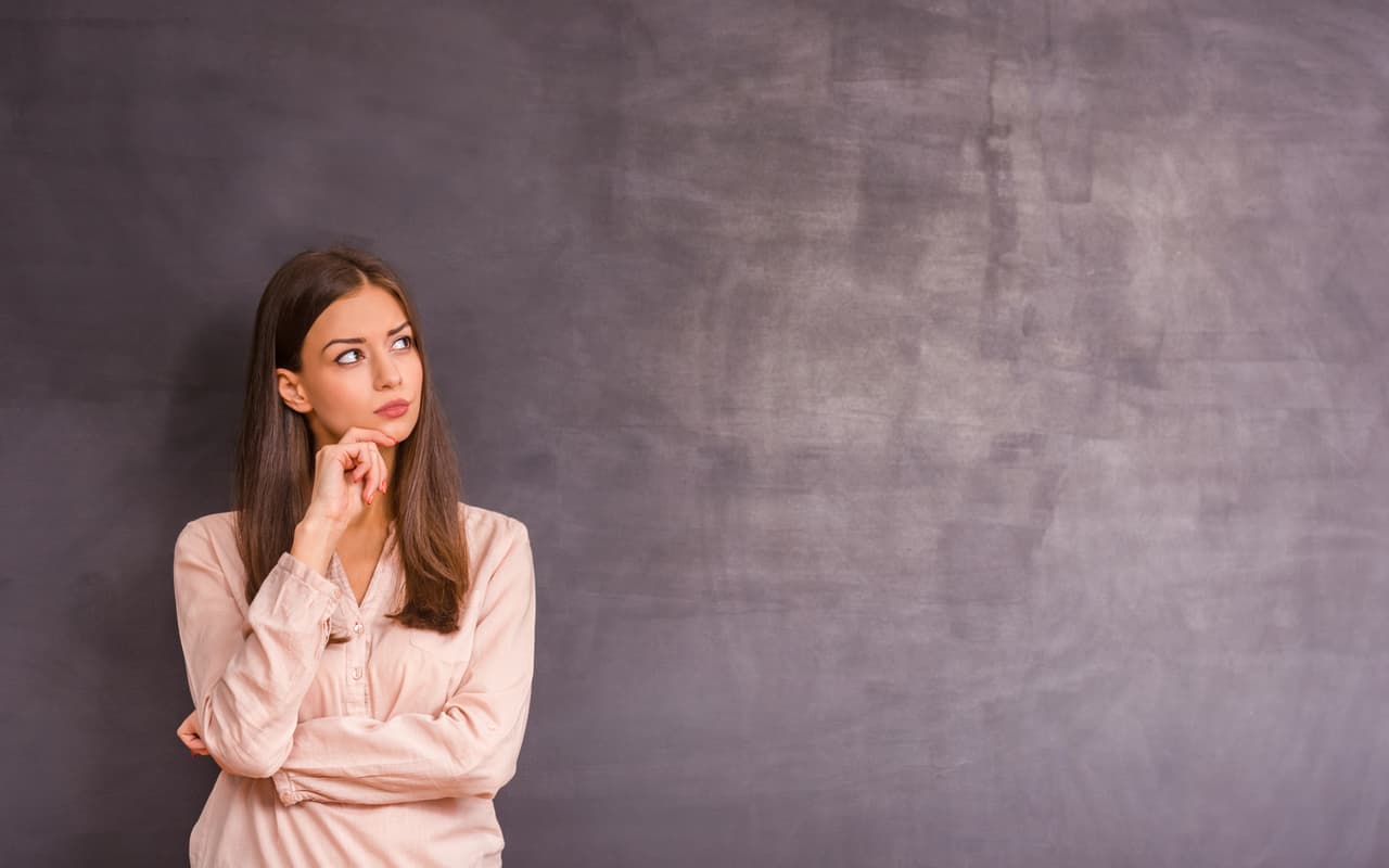 Anuncia un cambio de dirección en cuanto a tus relaciones con los demás. Estás entrando en lo que se llama el período de “limpieza” en el que estarás depurando tu lista de amistades, dejando solamente las que valen la pena y eliminando a las figuras advenedizas que aparecen cuando les haces falta, y no a la inversa.