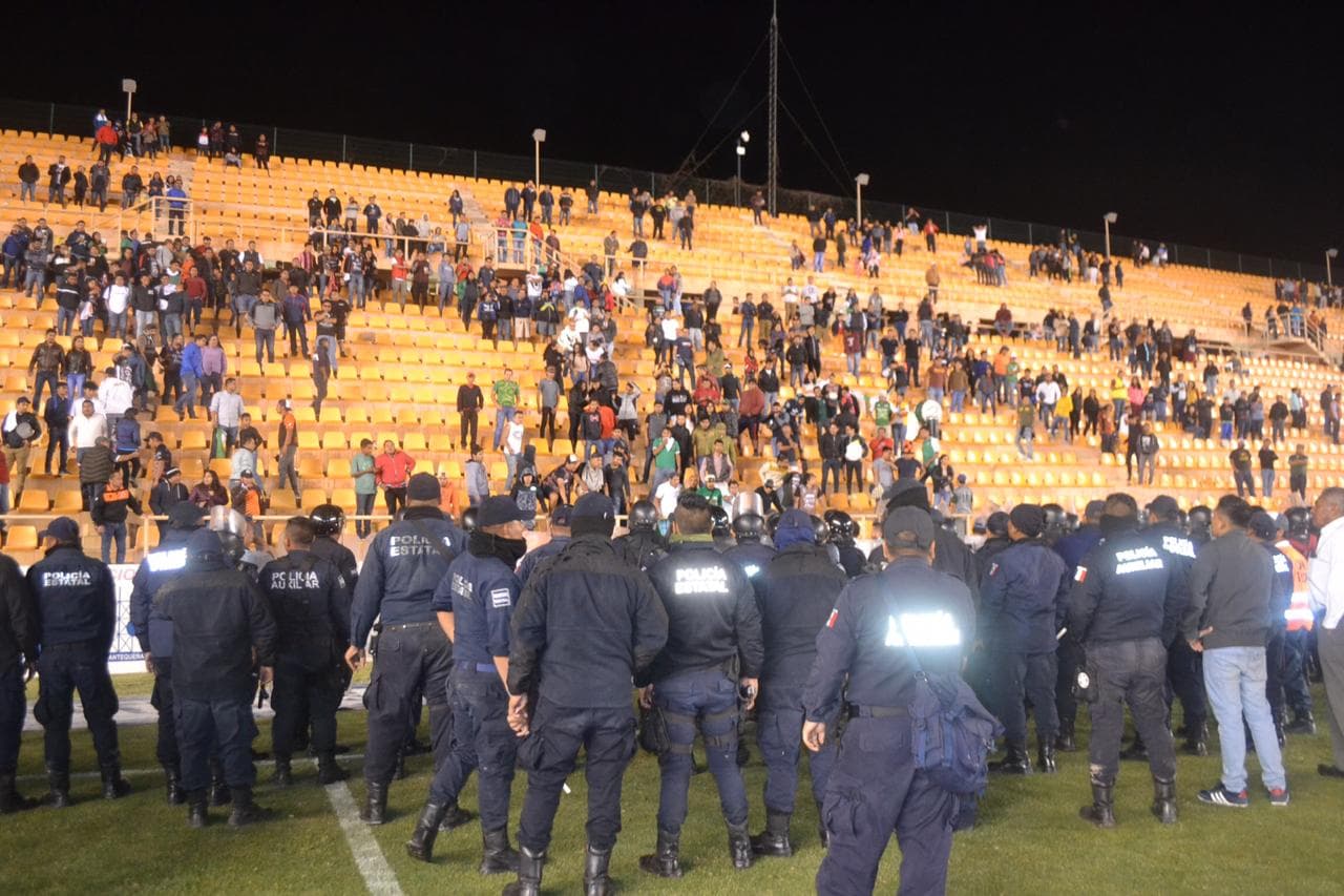 Pleito entre aficionados y policía tras el triunfo de Alebrijes