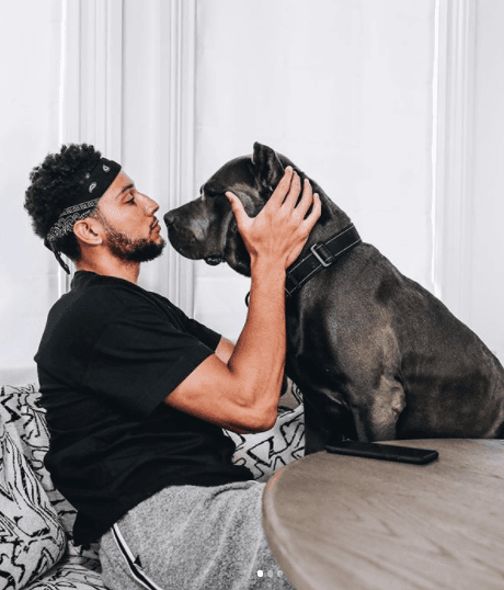 Ben Simmons, basquetbolista de los 76ers, tiene un perro enorme.